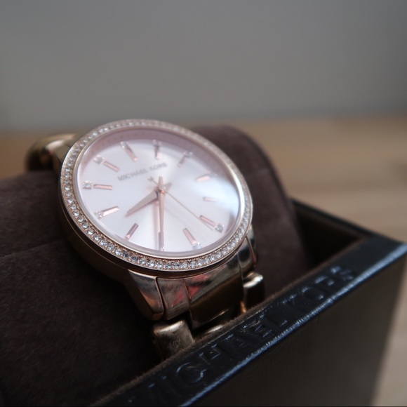 Michael Kors Rose Gold Watch - Picture 3 of 8